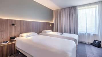 Habitación estándar, 2 camas individuales | Muebles diferentes, escritorio, cortinas blackout y insonorización