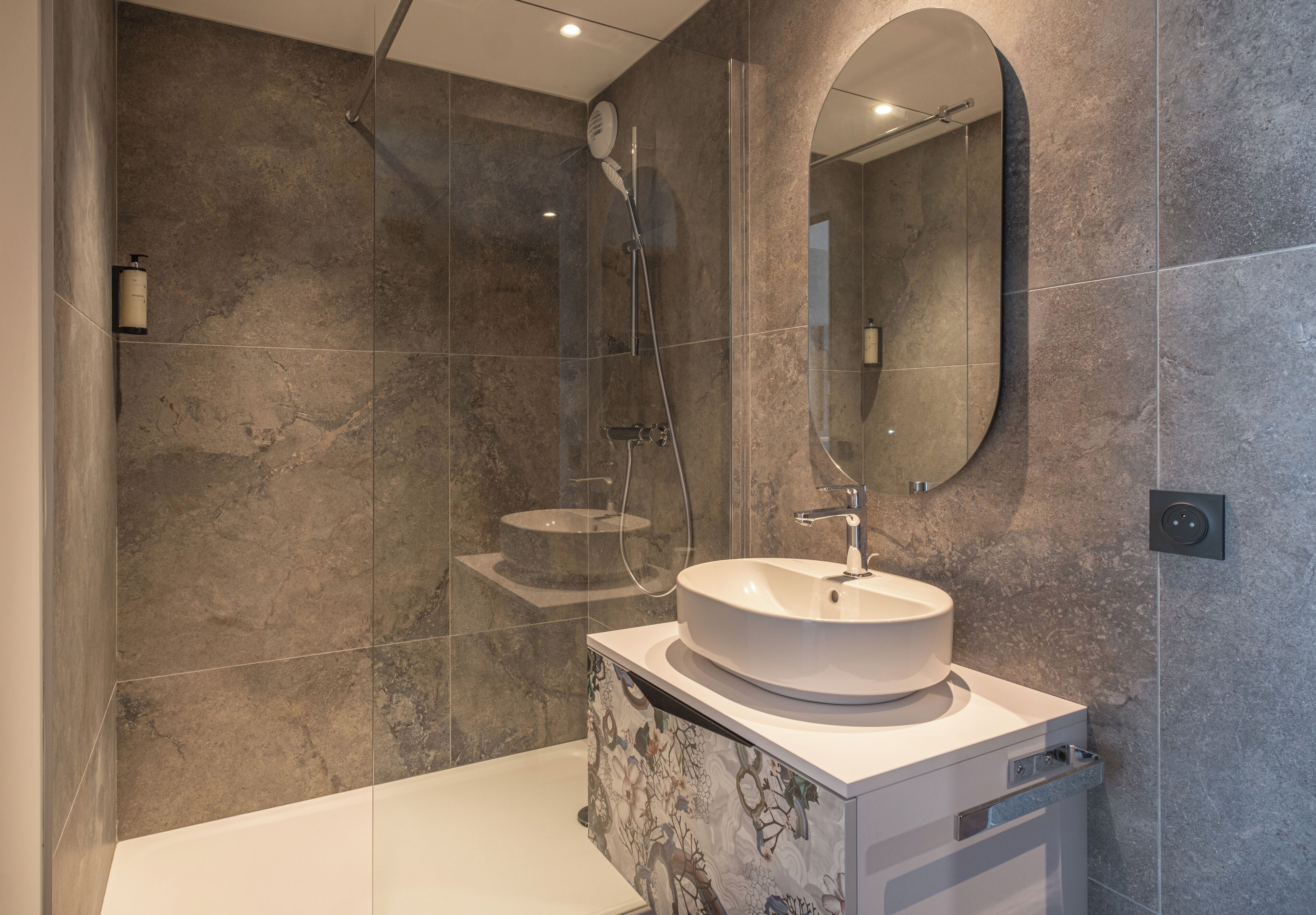 Familiekamer, Meerdere bedden | Badkamer | Een douche, een haardroger, handdoeken