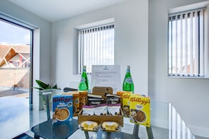 Full-sized fridge, microwave, oven, stovetop