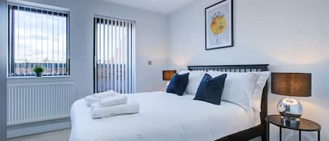 Luxe beddengoed, een bureau, een laptopwerkplek, geluiddichte muren