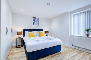 Exclusive Apartment | Premium bedding, desk, laptop workspace, soundproofing - Hybrid Resi - Uxbridge  (Uxbridge)