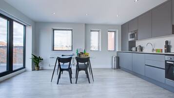 Full-sized fridge, microwave, oven, stovetop
