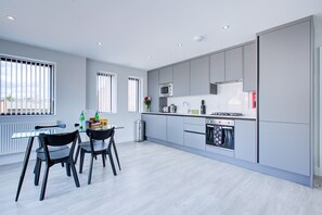 Frigorifero con congelatore, microonde, forno, piano cottura