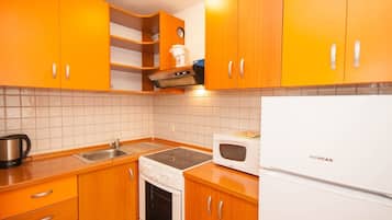 Kühlschrank, Mikrowelle, Herdplatte, Wasserkocher mit Kaffee-/Teezubehör