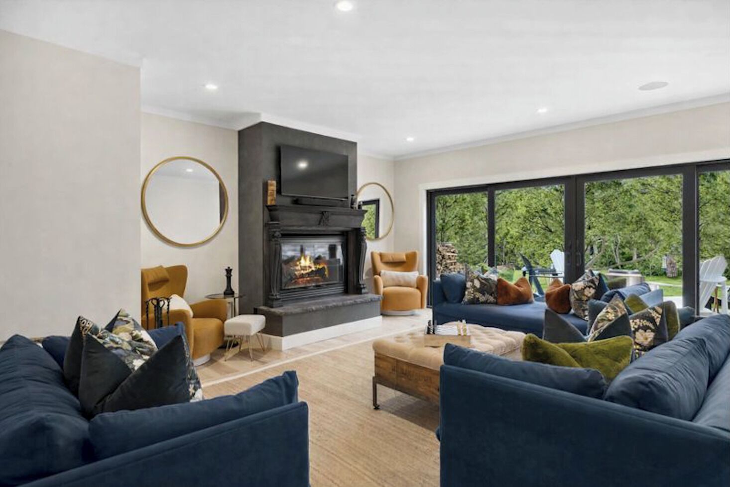 TV connectée, cheminée, espaces bureaux