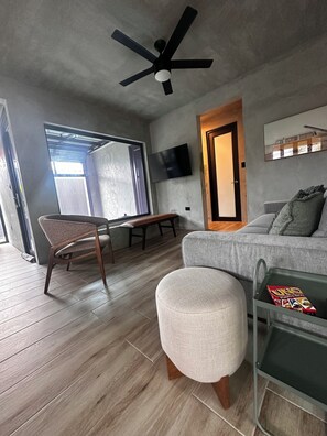 Smart TV - Stylish 2 Bedroom + pool Beachfront Suite king & queen bed Sunsets beach walk (Hatillo)