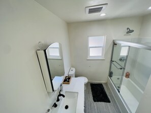 Bathroom - Studio in the heart of LA  (Los Angeles)