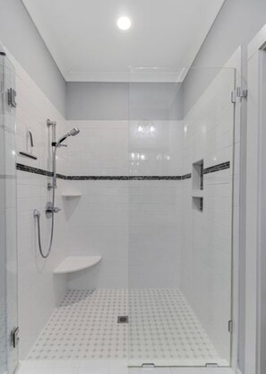 Douche, serviettes fournies, savon, shampoing