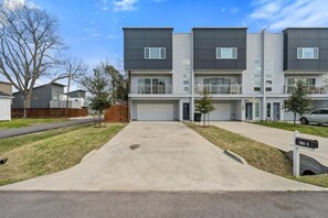 Exterior - 15 Min From Downtown Spacious Luxury Home (Houston)