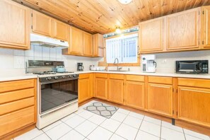 Fridge, microwave, oven, stovetop - Cozy Waterfront Cottage with Kayaks and Firepit (Gowen)
