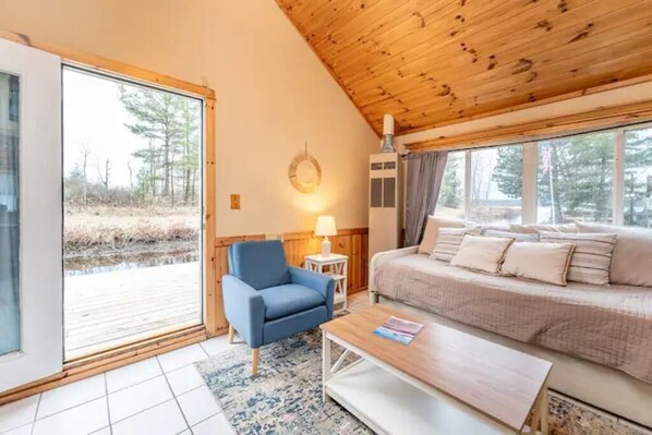 Smart TV - Cozy Waterfront Cottage with Kayaks and Firepit (Gowen)