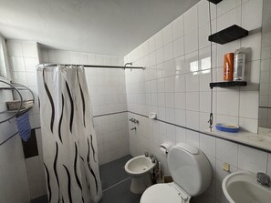 Serviettes fournies, savon, papier toilette