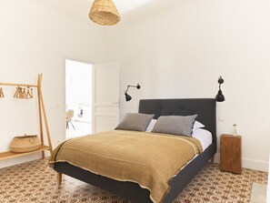 2 bedrooms, travel cot, WiFi, bed sheets