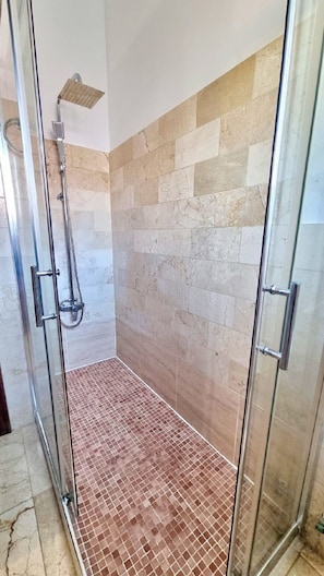 Secadora de cabello, toallas, jabón, papel de baño