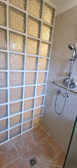 Een douche, een haardroger, handdoeken