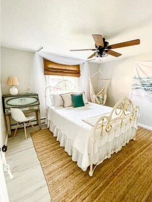 4 室のベッドルーム、デスク、アイロン / アイロン台、旅行用ベビーベッド