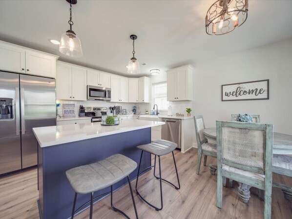 Refrigerador, microondas, horno, placa de cocina