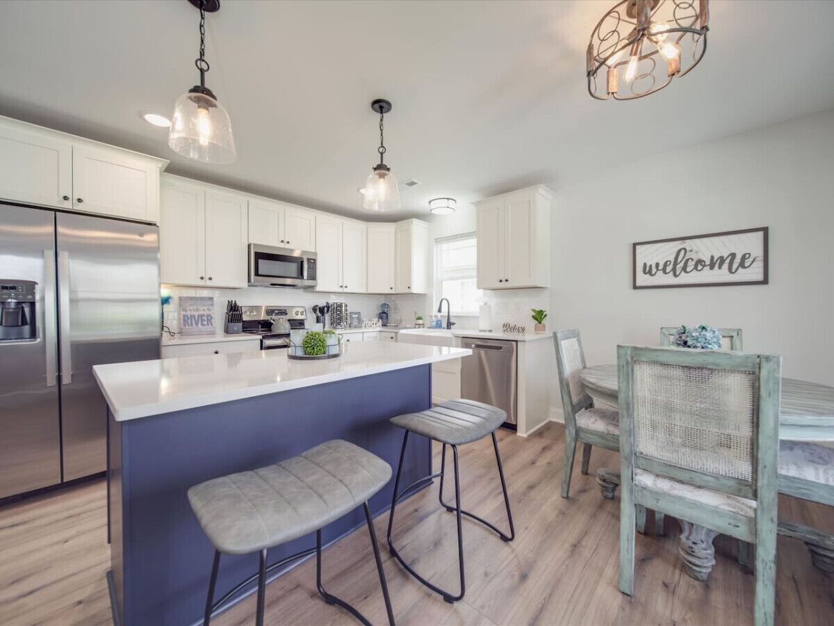 冷蔵庫、電子レンジ、オーブン、コンロ