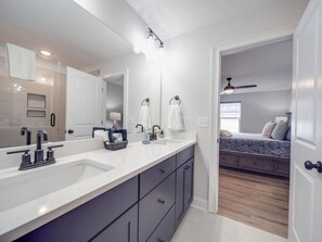 Hårføner, håndklær og toalettpapir