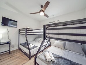 3 habitaciones, escritorio y tabla de planchar con plancha 