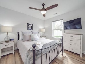 3 soverom, skrivebord, strykejern/-brett og reiseseng for barn