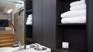 Suite Junior, pas de fenêtre | Salle de bain | Douche, serviettes fournies, savon, shampoing
