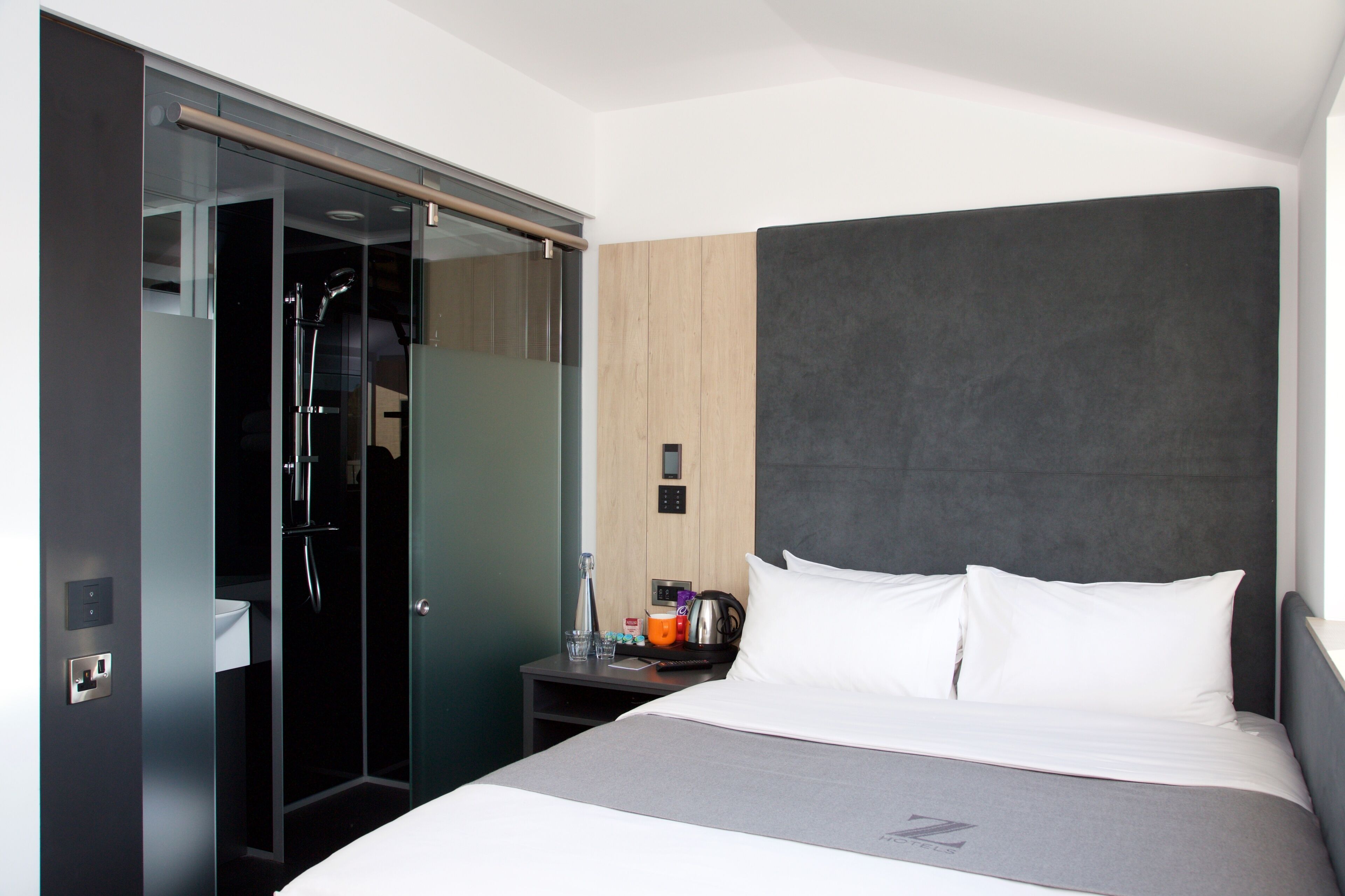 Queen Room | Ameublement unique, bureau, espace de travail pour ordinateurs portables