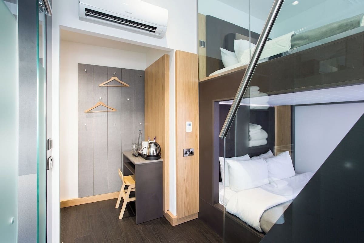1 quarto, individualmente mobiliados, escrivaninha