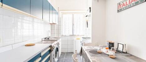 Réfrigérateur, four, plaque de cuisson