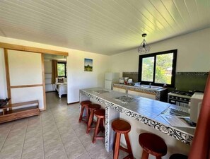 Frigorífico, microondas, placa de cocina y cafetera o tetera