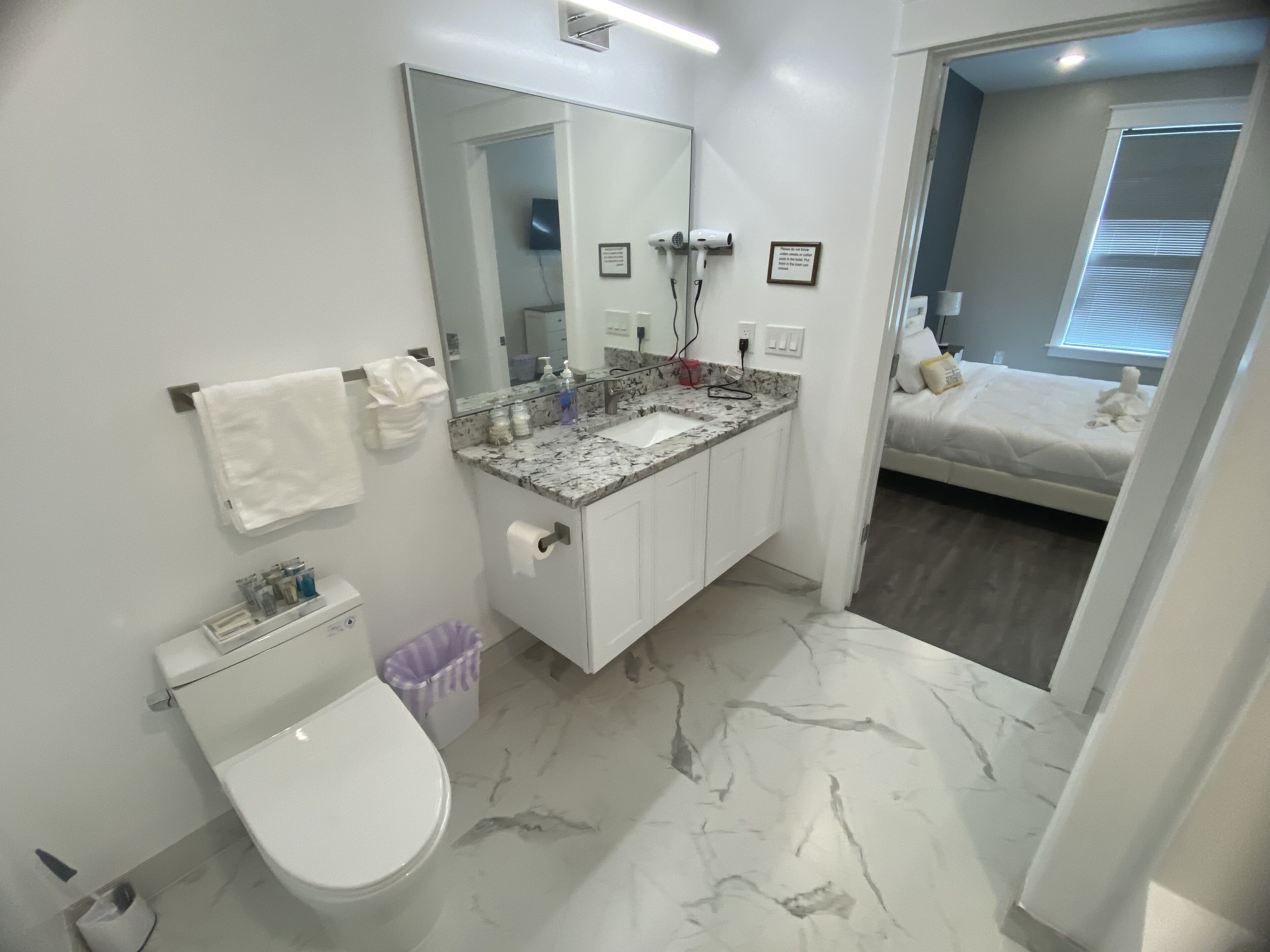 Asciugacapelli, asciugamani, sapone, shampoo