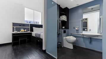 Queen Accessible Room | 浴室 | 淋浴設備、毛巾、肥皂、洗髮精