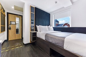 Double Room | Een bureau, een laptopwerkplek, verduisterende gordijnen