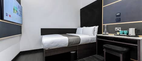 Double Room Accessible, No Windows | Μοναδική επίπλωση, γραφείο, χώρος εργασίας για λάπτοπ