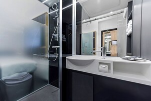 Queen Room, No Windows | Badezimmer | Dusche, Handtücher, Seife, Shampoo