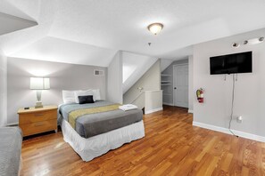 6 Schlafzimmer, Zimmersafe, Schreibtisch, Bügeleisen/Bügelbrett