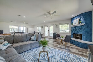 Fernseher, Kamin, Tischfußball, Tischtennisplatte