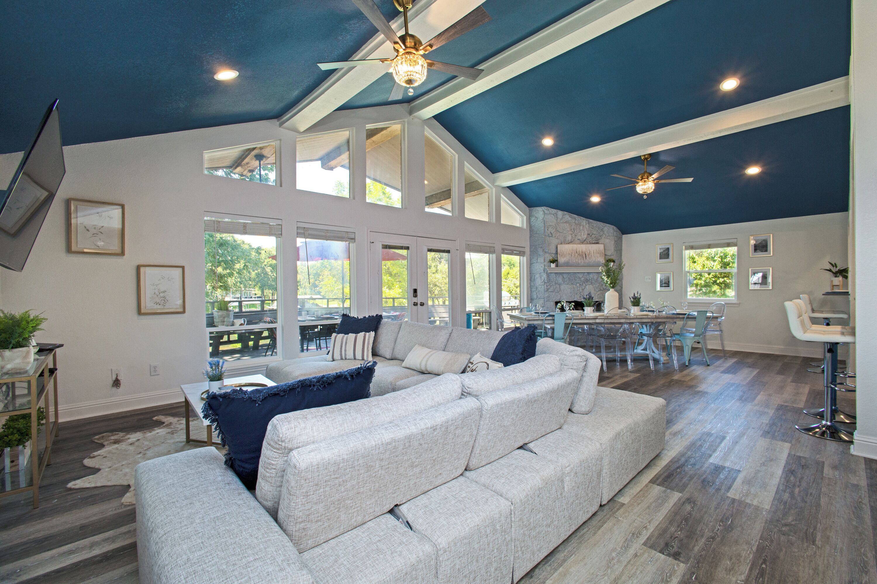 テレビ、暖炉、テーブルサッカー台、卓球台