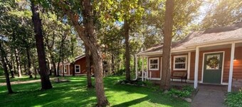 Private 2-cabin riverfront retreat in Brainerd, MN. Sleeps 13 across 4BR/3BA with full kitchen, fire pit, river sunsets. 10 min to town. Ideal for family reunions, group getaways & small gatherings.