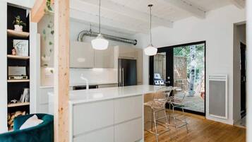 Micro-ondes, four, plaque de cuisson, lave-vaisselle