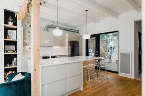 Microwave, oven, stovetop, dishwasher - Le Duplex St-Sauveur, Entire House (Québec)