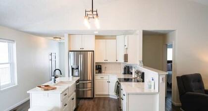 The Pond View House - quiet country getaway w/ hot tub