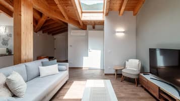 Apartment | 2 bedrooms, premium bedding, down comforters, blackout drapes