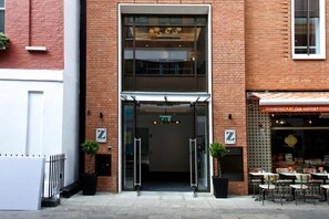 Exterior detail - Z Tottenham Court Road (London)