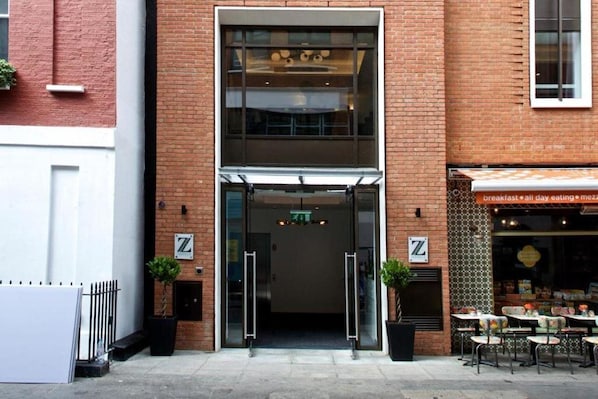 Exterior detail - Z Tottenham Court Road (London)