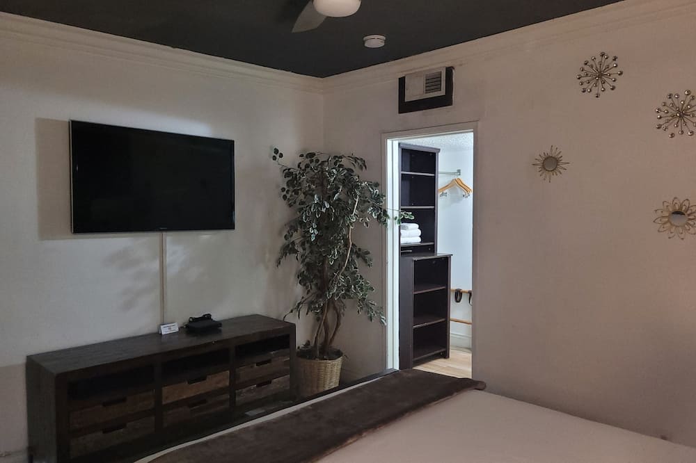 DESERT HILLS MOTEL