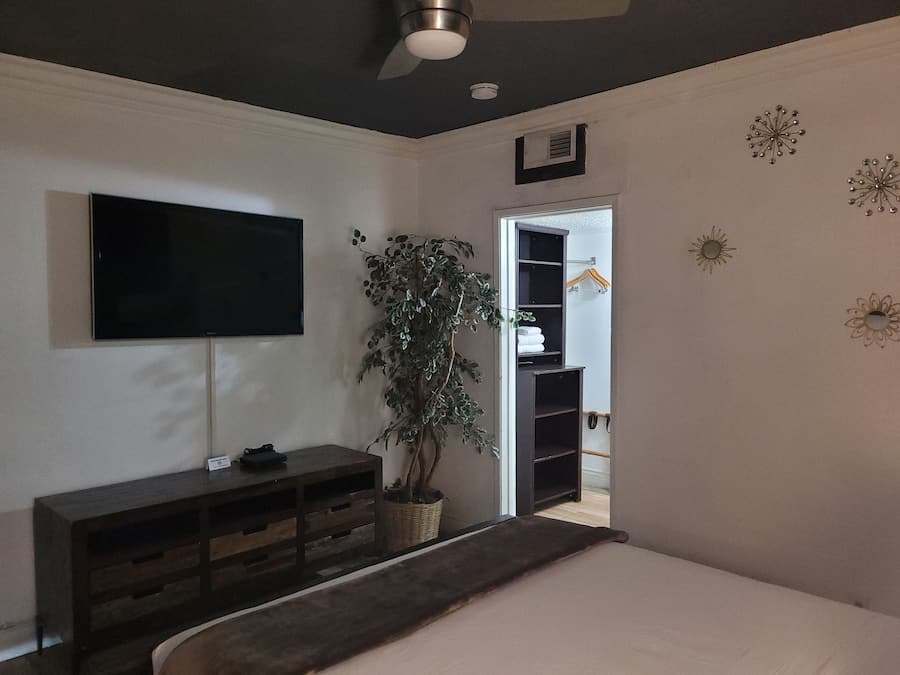 Suite, 1 Queen Bed | WiFi (free)