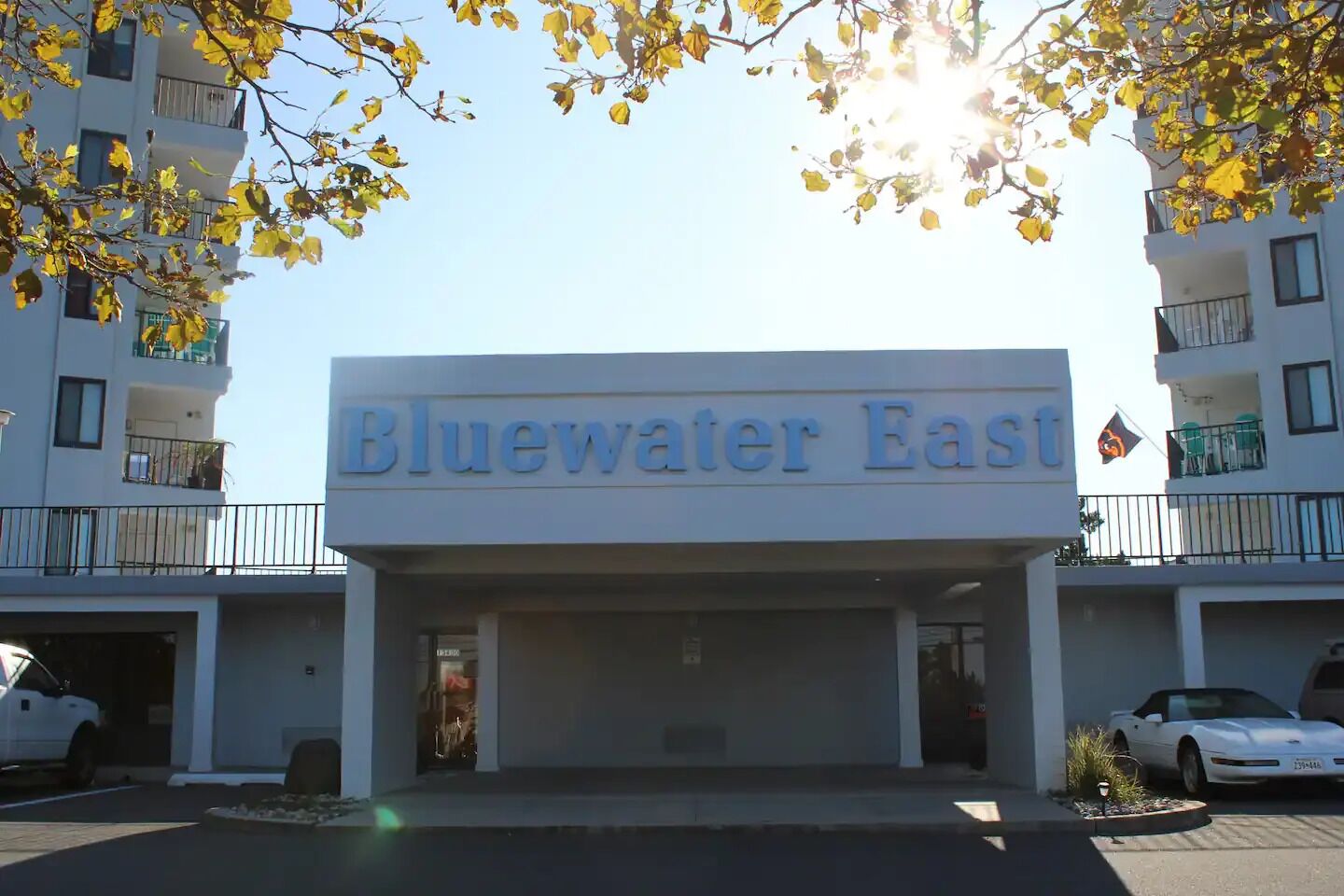 Un bâtiment sur lequel on peut lire l’inscription « Bluewater East ».