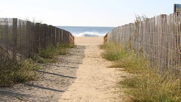 Una playa cerca, sillas reclinables de playa