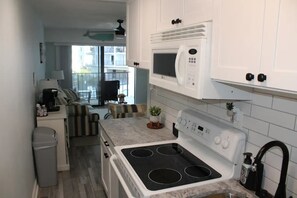 Frigorífico, microondas, horno y placa de cocina